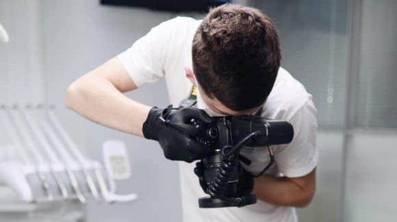 Цікаво для чого у мене в руках фотоапарат? ? Цікаво для чого у мене в руках фотоапарат? ?